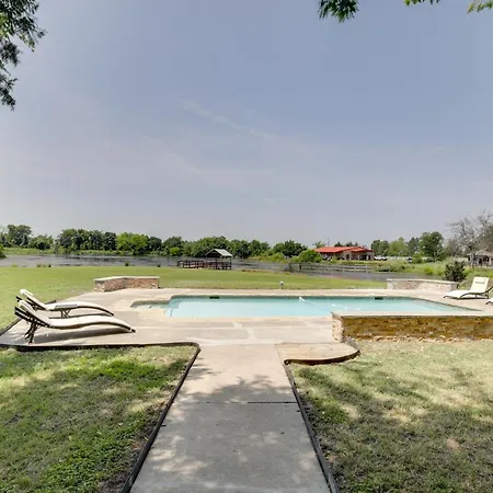 Spacious Kemp Home With Private Pool And Guest House!